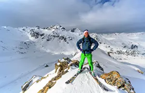 Mountaineer: Ski tourers in front of a snow-covered mountain