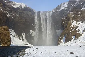 Skogafoss: Skogafoss Waterfall (63m high) in winter