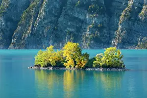 Graphic: Small chive island in the turquoise waters of Lake
