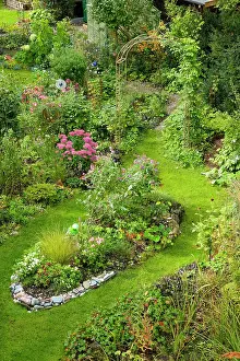 Flowerbed: Small garden of a townhouse in early autumn, Geretsried