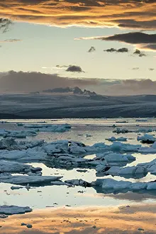 X1abd6c: Small icebergs in the glacier lagoon J&, x1abd6c;s&, x1cac;&, x