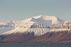 Billefjord: Snow-covered mountain range at Billefjord - Svalbard