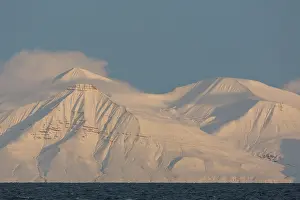 Billefjord: Snow-covered mountain range at Billefjord - Svalbard