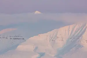 Billefjord: Snow-covered mountain range at Billefjord - Svalbard