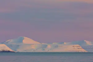 Billefjord: Snow-covered mountain range at Billefjord - Svalbard