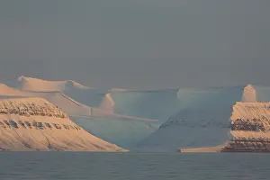 Billefjord: Snow-covered mountain range at Billefjord - Svalbard