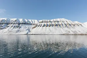 Billefjord: Snow-covered mountain range at Billefjord - Svalbard