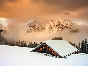 Cabin: Snow-covered Priesbergalm in front of cloud-covered