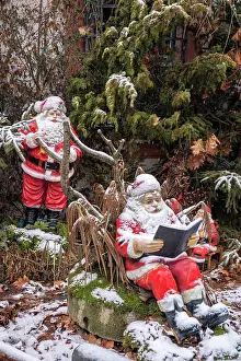 Claus: Snow on Santa Claus statues on display