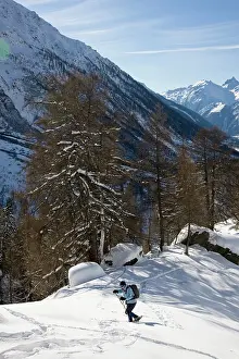 Jungfrau: Snowshoeing in winter landscape in the Loetschental