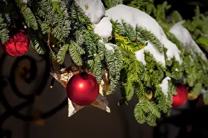 Schweiz: Snowy evergreen decorations at Christmas