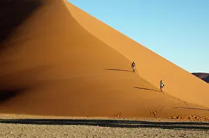 Walkers: Sossusvlei Dune 45 - Tourists climbing the dune