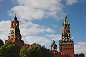 Clock: Spasskaya Tower and towers on the Red Wall