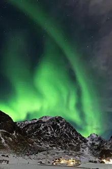 Lofoten: Spectacular dancing green strong northern lights o