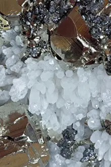 Sphalerite: Sphalerite (dark color) - Pyrite (golden color)