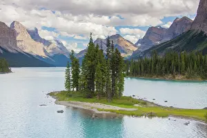 Spirit: Spirit Island in Maligne Lake in front of mountainscape