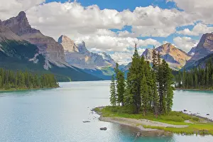 Spirit: Spirit Island in Maligne Lake in front of mountainscape
