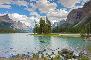 Spirit: Spirit Island in Maligne Lake in front of mountainscape