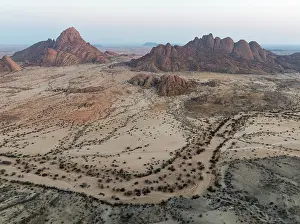 Eroded: Spitzkoppe (1728 m) - on the left - and Pondok Mountain majestically rise above the surrounding desert plains