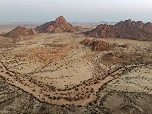 Eroded: Spitzkoppe (1728 m) - on the left - and Pondok Mountain majestically rise above the surrounding desert plains