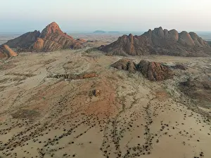 Eroded: Spitzkoppe (1728 m) - on the left - and Pondok Mountain majestically rise above the surrounding desert plains