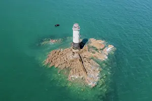 Ships: Ssnsquet lighthouse on the rock of the same name