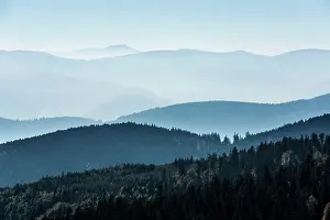 Hohneck: Staggered mountain ranges in the haze, near Hohneck