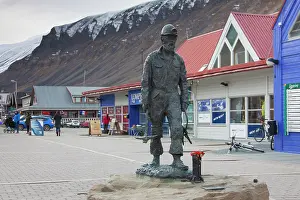 Coal: Statue of a coal miner in Longyearbyen - Svalbard
