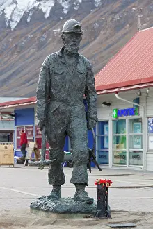 Mining: Statue of a coal miner in Longyearbyen - Svalbard