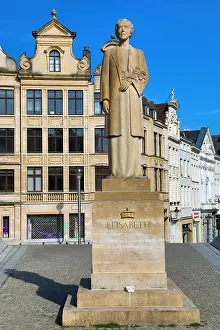 Brussels: Statue of Elisabeth of Bavaria, Queen of Belgium