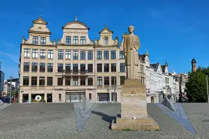 Brussels: Statue of Elisabeth of Bavaria, Queen of Belgium