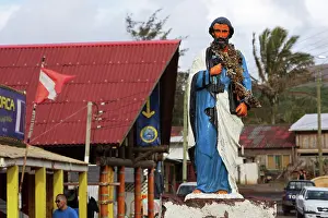 Hanga: Statue of St Peter in Hanga Roa, principal town