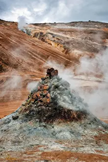 Chain: Steaming fumarole, Solfatar in front of ridge Namafjall