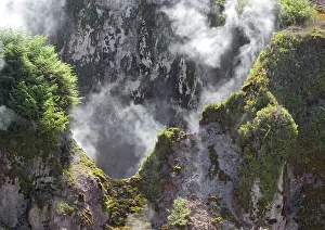 Craters: Steaming hot springs and small geysers at Craters