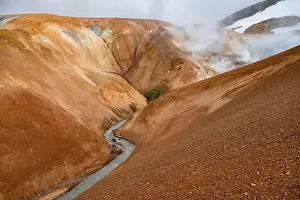 Thermal: Steaming stream between colourful rhyolite mountains