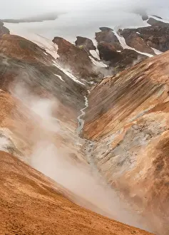 Thermal: Steaming stream between colourful rhyolite mountains