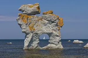 Gotland: Stone column Gamle Hamn - Faroe island - Gotland, Sweden