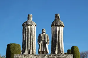 Reyes: Stone Statues