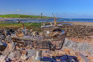 Aberdeenshire: Stonehaven beach - sculpture on sandy Stonehaven