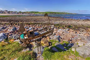 Aberdeenshire: Stonehaven beach - sculpture on sandy Stonehaven