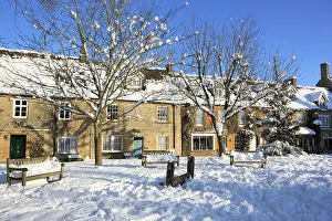 Stow: Stow on the Wold - market square covered in snow