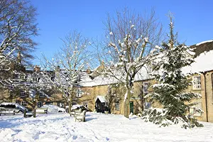 Stow: Stow on the Wold - market square covered in snow
