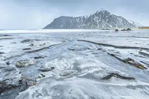 Forms: Streams of water forms on the beach near Utakleiv