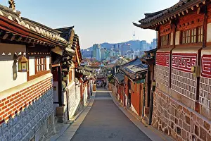 300517: Street scene in the old town of Bukchon Hanok village in