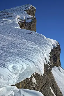 Canton: Structured snow cornices in an ice and snow landscape