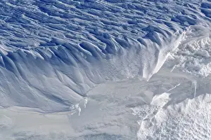 Canton: Structured snow cornices in an ice and snow landscape