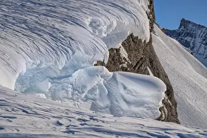 Canton: Structured snow cornices in an ice and snow landscape