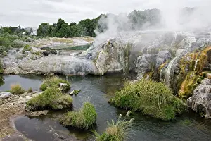 Zeland: Sulphur covered rocks and geothermal steam