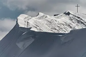 230122: Summit cross of the Hoferspitze with covered summit