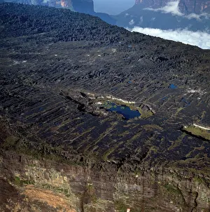 Roraima: summit of Mount Roraima (Cerro Roraima) with Lake Gladys